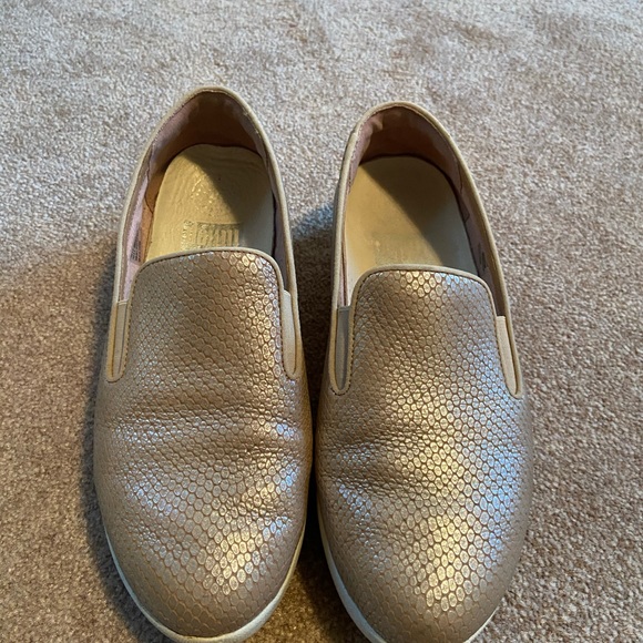 Pink Metallic Slip On Fit Flops - Picture 1 of 6